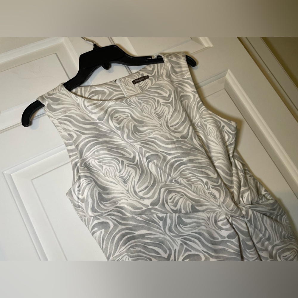 J McLaughlin Grey & White Print Shift Dress Sleeveless Ruched Side Size Medium - Picture 4 of 8